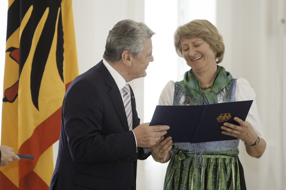 Bundespräsident Joachim Gauck zeichnet Ulrike Kainz mit dem Verdienstkreuz am Bande aus