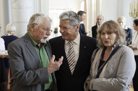 Bundespräsident Joachim Gauck im Gespräch beim Empfang nach der Ordensverleihung