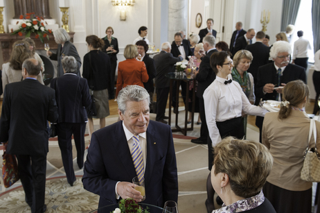 Bundespräsident Joachim Gauck im Gespräch beim Empfang nach der Ordensverleihung