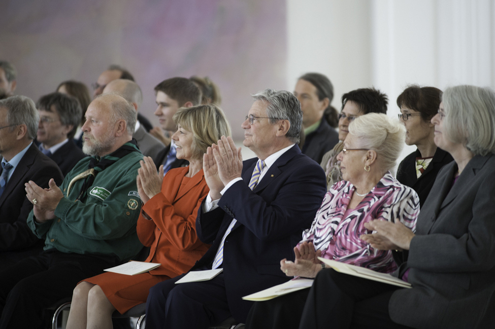 Bundespräsident Joachim Gauck und Frau Daniela Schadt mit den Ordensträgerinnen und -trägern im Großen Saal