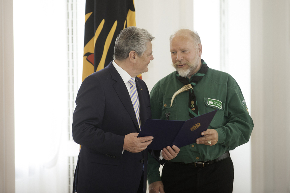 Bundespräsident Joachim Gauck zeichnet Jörg Franz mit dem Verdienstkreuz am Bande aus