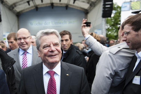 Bundespräsident Joachim Gauck beim Rundgang durch den Park von Schloss Bellevue