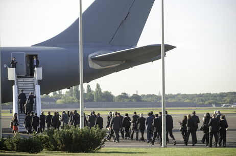 Die mitreisenden Diplomaten besteigen das Flugzeug nach der Begrüßung durch Bundespräsident Joachim Gauck 