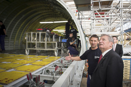 Besichtigung eines Unternehmens des Flugzeugbaus mit Ministerpräsident Stanislaw Tillich