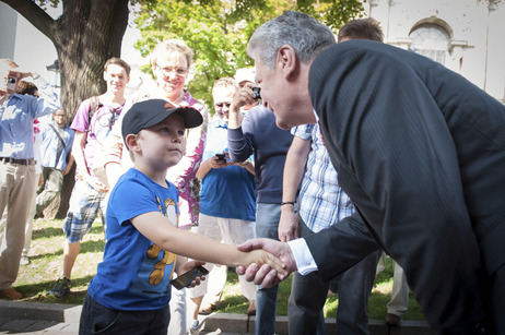 Bundespräsident Joachim Gauck trifft einen kleinen Jungen