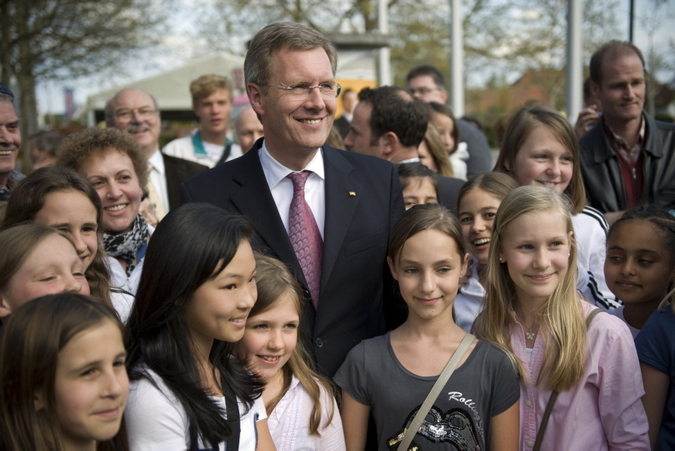 Bundespräsident Christian Wulff mit Teilnehmerinnen des Girls' Day 2011 vor dem Hessischen Landtag in Wiesbaden im April 2011