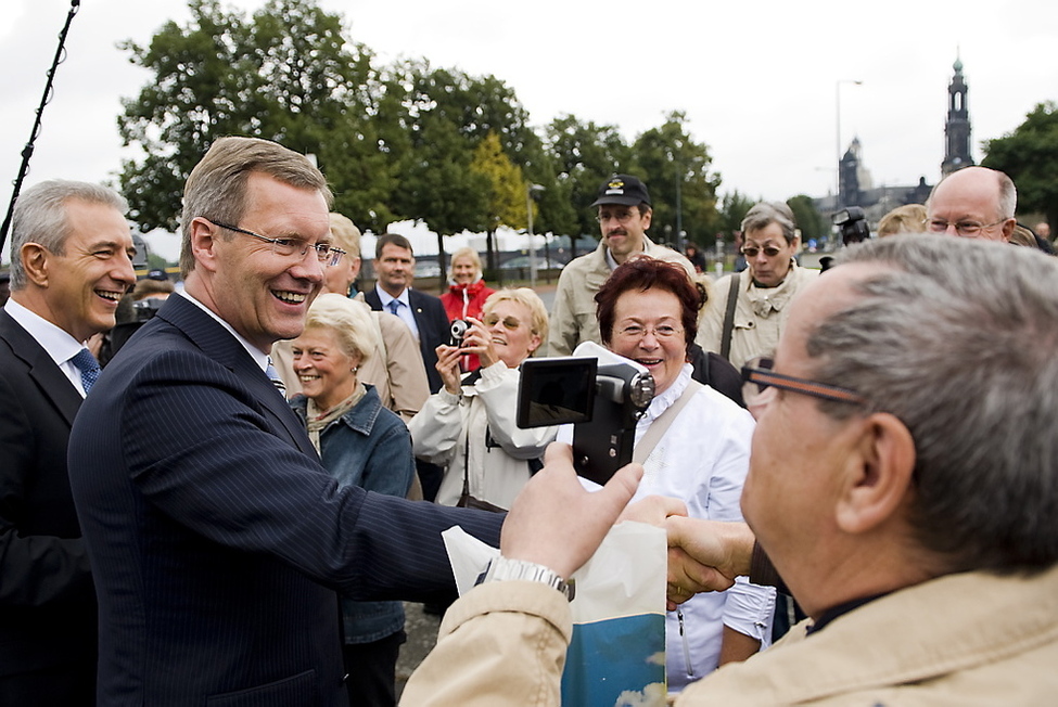 Bundespräsident Christian Wulff mit dem sächsischen Ministerpräsidenten Tillich in Dresden im September 2010