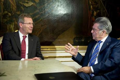 Bundespräsident Christian Wulff (l.) im Gespräch mit Heinz Fischer, Bundespräsident Österreichs, in der Präsidentschaftskanzlei.