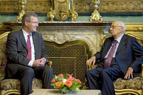 Bundespräsident Christian Wulff (l.) im Gespräch mit Giorgio Napolitano, Präsident Italiens, im Palazzo Quirinale.