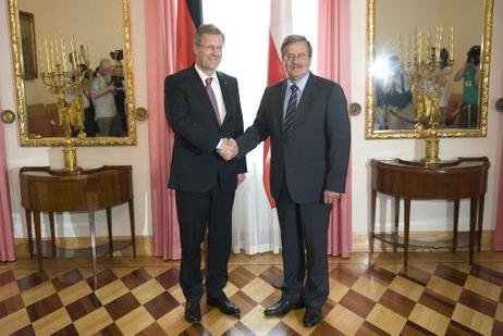 Bundespräsident Christian Wulff (l.) wird von Bronislaw Komorowski, gewählter Präsident Polens, zu einem Gespräch im Beweder-Palast empfangen.