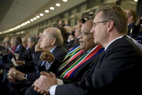 Bundespräsident Christian Wulff im Gespräch mit Jacob Zuma, Präsident Südafrikas, auf der Tribüne beim WM-Fußballspiel Deutschland-Uruguay um den 3. Platz (3.v.l.: Jospeh Blatter, Präsident der FIFA).