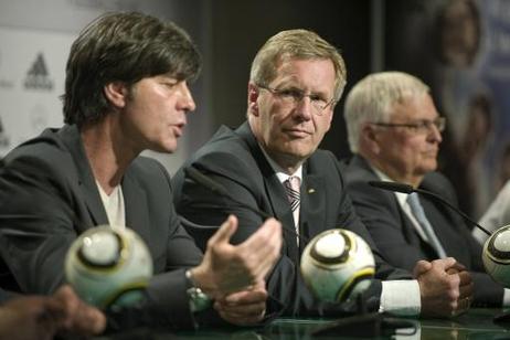 Bundespräsident Christian Wulff während einer Pressekonferenz der deutschen Nationalmannschaft nach dem Spiel um den 3. Platz der Fußball-Weltmeisterschaft (l.: Joachim Löw, Bundestrainer; r. Theo Zwanziger, Präsident des DFB).