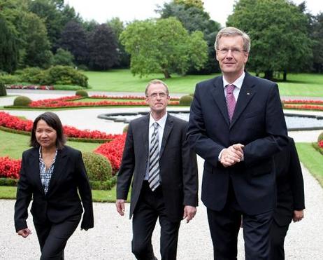 Bundespräsident Christian Wulff kommt vom Garten in die Villa Hammerschmidt