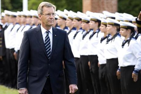 Bundespräsident Christian Wulff bei der Vereidigung von Marineoffizieranwärtern auf der Admiralswiese vor der Marineschule Mürwik.