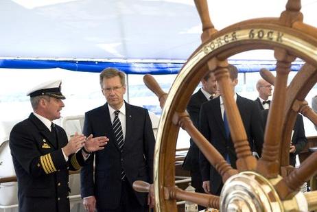 Bundespräsident Christian Wulff (r.) im Gespräch mit Norbert Schatz, Kommandant der Gorch Fock, am Steuerrad des Segelschulschiffes.