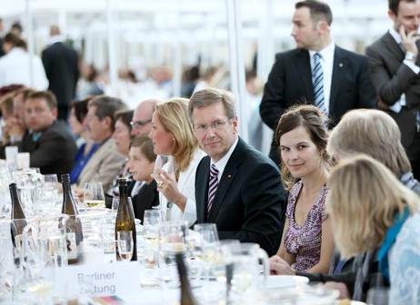 Bundespräsident Christian Wulff und seine Frau Bettina im Gespräch mit Teilnehmern an der Tafel der Demokratie am Brandenburger Tor.