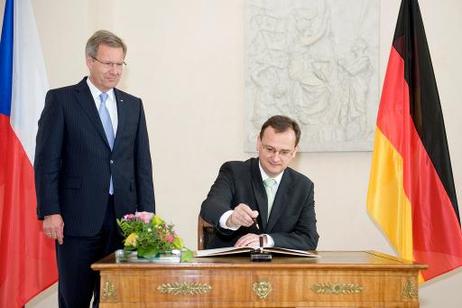 Bundespräsident Christian Wulff (l.) empfängt Petr Necas, Ministerpräsident der Tschechischen Republik (trägt sich in das Gästebuch ein), zu einem Gespräch im Schloss Bellevue.