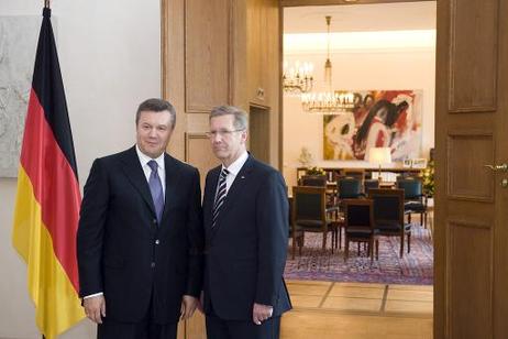 Bundespräsident Christian Wulff (r.) empfängt Wiktor Janukowytsch, Präsident der Ukraine, zu einem Gespräch im Schloss Bellevue.