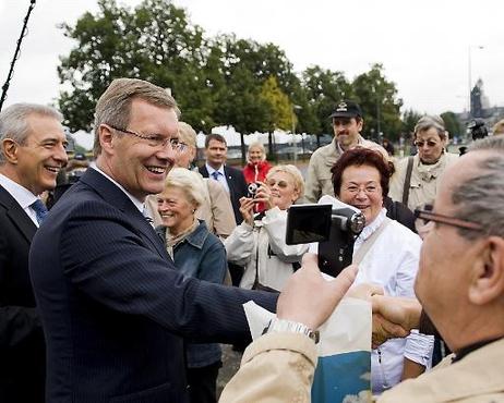 Bundespräsident Christian Wulff im Gespräch mit Passanten