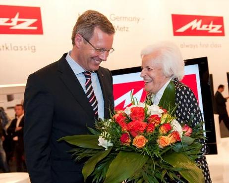 Bundespräsident Christian Wulff gratuliert Helene Metz, Inhaberin der Metz-Werke, zum 86. Geburtstag