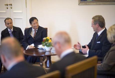 Bundespräsident Christian Wulff (r.) empfängt Pham Gia Khiem, Außenminister Vietnams (2.v.l.), zu einem Gespräch im Schloss Bellevue.