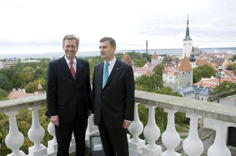 Bundespräsident Christian Wulff im Gespräch mit Andrus Ansip, Ministerpräsident Estlands, auf einem Balkon der Staatskanzlei.