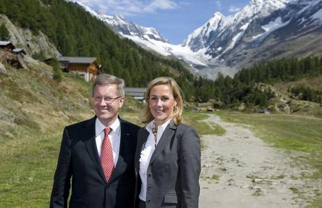 Bundespräsident Christian Wulff und seine Frau Bettina auf der Fafleralp im Lötschental .
