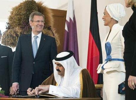 Bundespräsident Christian Wulff empfängt Hamad bin Kalifa Al Thani, Emir von Katar (trägt sich in das Gästebuch ein), zu einem Gespräch im Schloss Bellevue (r.: Bettina Wulff; Mozah Bint Nasser Al-Missned).