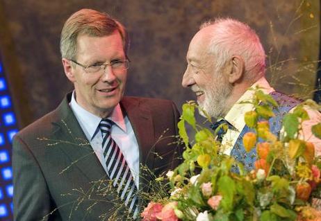 Bundespräsident Christian Wulff ((l.) gratuliert Theaterleiter Dieter Hallervorden zum 75. Geburtstag bei einem Empfang im Kabarett-Theater "Die Wühlmäuse"