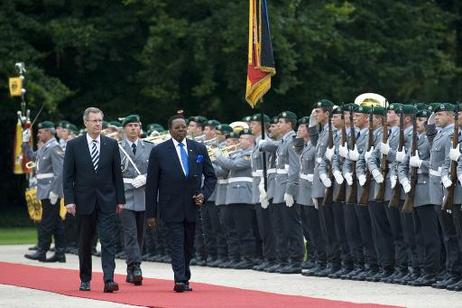 Bundespräsident Christian Wulff empfängt Bingu wa Mutharika, Präsident von Malawi, mit militärischen Ehren im Schloss Bellevue.