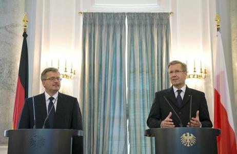 Bundespräsident Christian Wulff (r.) und Bronislaw Komorowski, Präsident Polens, während einer gemeinsamen Pressekonferenz im Schloss Bellevue.