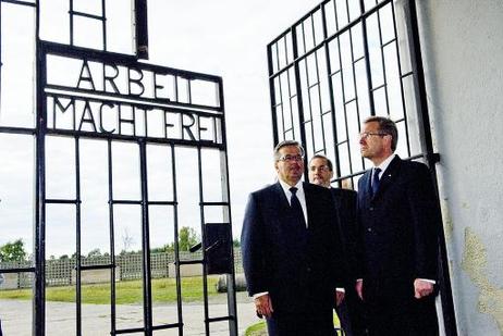 Bundespräsident Christian Wulff und Bronislaw Komorowski, Präsident Polens (l.), im Gespräch am Eingangstor zum ehemaligen KZ Sachsenhausen bei einem Besuch der Gedenkstätte und des Museums Sachsenhausen (M.: Matthias Platzeck, Ministerpräsident Brandenbu