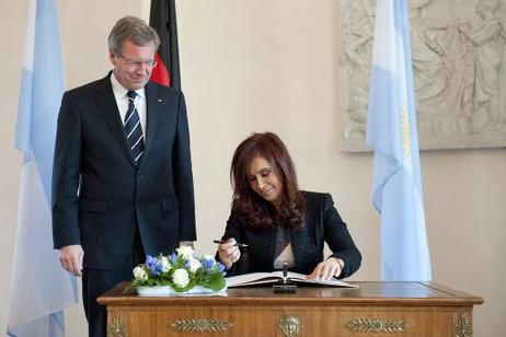 Bundespräsident Christian Wulff empfängt Cristina Fernandéz de Kirchner, Präsidentin Argentiniens (trägt sich in das Gästebuch ein), zu einem Gespräch im Schloss Bellevue.