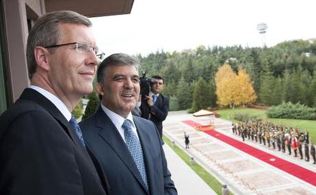 Bundespräsident Christian Wulff und Abdullah Gül, Präsident der Türkei nach dem Empfang mit militärischen Ehren im Atatürk-Mausoleum.