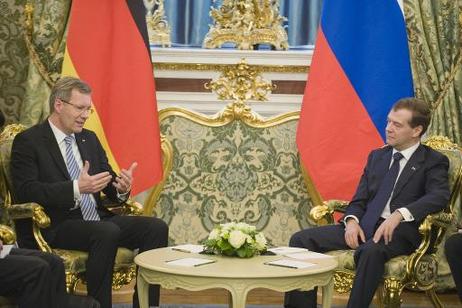Bundespräsident Christian Wulff (M.l.) wird von Dmitri Medwedew, Präsident Russlands (M.r.), im Kreml zu einem Gespräch empfangen.