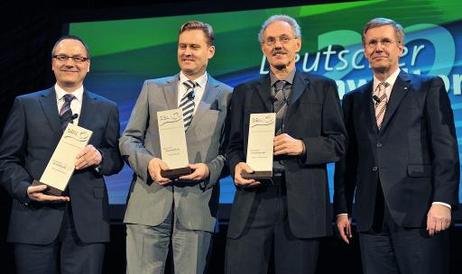 Bundespräsident Christian Wulff (r.) mit den Preisträgern des Deutschen Umweltpreises der Deutschen Bundesstiftung Umwelt (DBU) im Musical Theater Bremen (v.l.: Winfried Barkhausen und Edwin Büchter, Geschäftsführer der Firma Clean-Lasersysteme; Rainer Gr