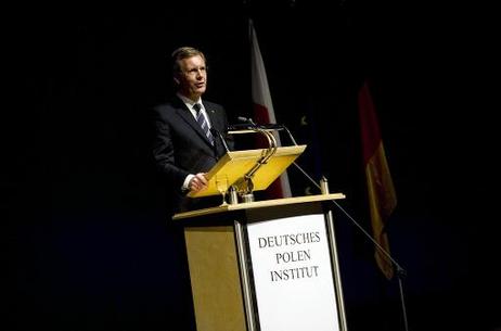 Bundespräsident Christian Wulff während einer Rede im Staatstheater in Darmstadt bei der Feier zum 30-jährigen Bestehen des Deutschen Polen Instituts.