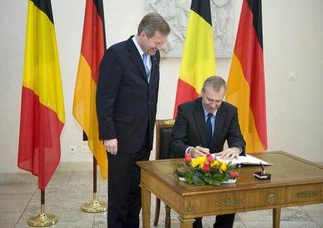 Bundespräsident Christian Wulff empfängt Yves Leterme, Premierminister Belgiens (trägt sich in das Gästebuch ein), zu einem Gespräch im Schloss Bellevue.