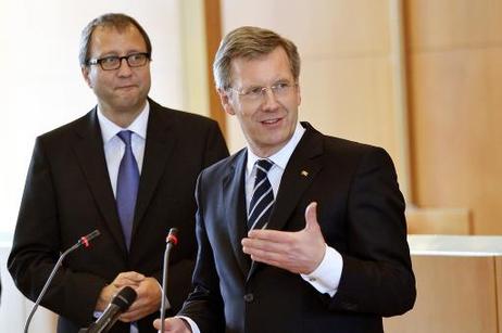 Bundespräsident Christian Wulff während einer Rede bei einem Besuch des Bundesverfassungsgerichts (l.: Andreas Voßkuhle, Präsident des Bundesverfassungsgerichts).