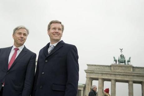 Bundespräsident Christian Wulff und Klaus Wowereit, Regierender Bürgermeister von Berlin (l.), am Brandenburger Tor.