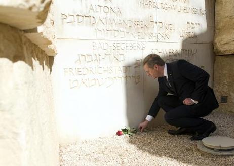 Bundespräsident Christian Wulff legt eine Rose nieder im Tal der Gemeinden der Gedenkstätte Yad Vashem.