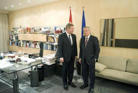 Bundespräsident Christian Wulff (l.) wird von Jean-Claude Juncker, Premierminister Luxemburgs, zu einem Gespräch im Staatsministerium empfangen.