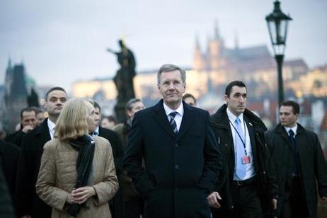 Bundespräsident Christian Wulff im Gespräch auf der Karlsbrücke bei einem Rundgang durch die Prager Altstadt.
