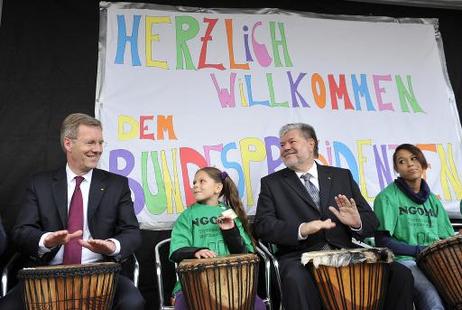 Antrittsbesuch in Rheinland-Pfalz - Bundespräsidenten Christian Wulff (l.) und Kurt Beck, Ministerpräsident von Rheinland-Pfalz, trommeln mit den Kindern der Anwohnerinitative "Wormser Süden".