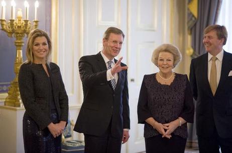 Bundespräsident Christian Wulff (2.v.l.) mit Königin Beatrix, Kronprinz Willem-Alexander und Prinzessin Maxima im königlichen Palais Noordeinde.