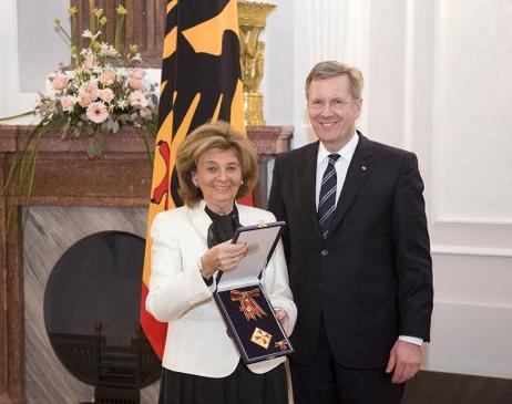 Bundespräsident Christian Wulff verleiht an Charlotte Knobloch, Präsidentin des Zentralrats der Juden in Deutschland, im Schloss Bellevue das Große Verdienstkreuz mit Stern.