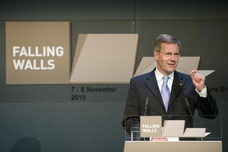 Bundespräsident Christian Wulff während einer Rede (Keynote) auf der Falling Walls Conference im Berliner Radialsystem auf dem früheren Mauerstreifen.