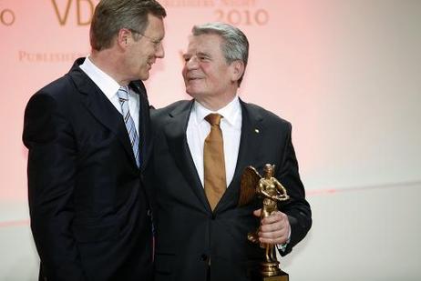 Bundespräsident Christian Wulff (l.) überreicht Joachim Gauck die "Ehrenvictoria für das Lebenswerk" des Verbandes Deutscher Zeitschriftenverleger (VDZ) in der Berliner Telekomresidenz.