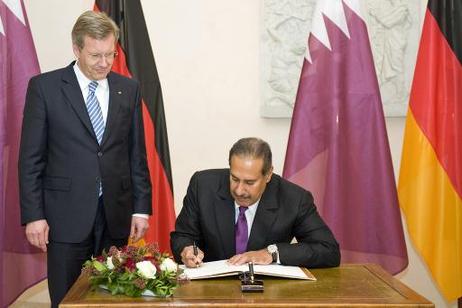 Bundespräsident Christian Wulff empfängt Scheich Hamad bin Jassim bin Jabor Al Thani, Premierminister von Katar (trägt sich in das Gästebuch ein), zu einem Gespräch im Schloss Bellevue.