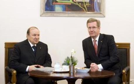 Bundesspräsident Christian Wulff (r.) empfängt Abdelaziz Bouteflika, Präsident Algeriens, zu einem Gespräch im Schloss Bellevue.